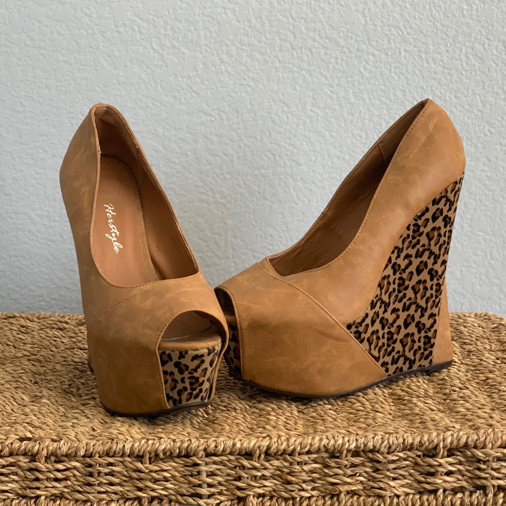 Tan and leopard print wedges 7